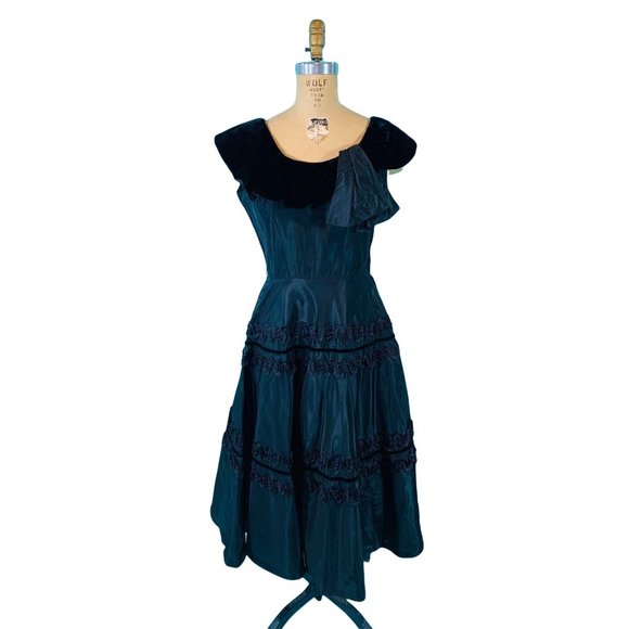 Vintage 1940s Black Tiered Party Dress Velvet Collar Evening GownW 28"